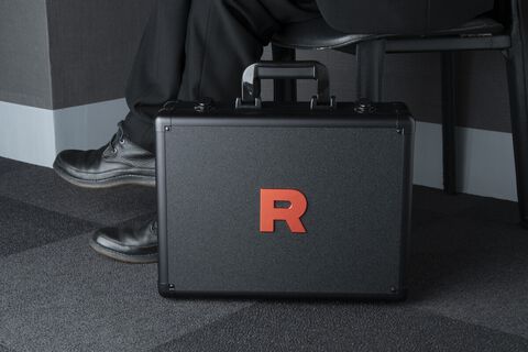 【ポケカ】“ロケット団アタッシュケースセット”の受注販売が決定。赤いRロゴがクールなケースで、最新拡張パック“ロケット団の栄光”が30パック付属