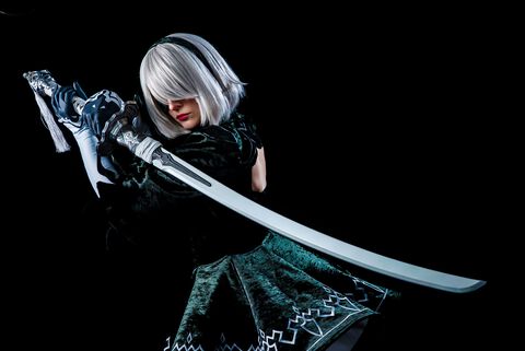 『ニーア オートマタ』2Bの剣“白の契約”が1/1スケール（139cm）で発売。スクウェア・エニックス全面監修。細部の造形だけでなく振り応えのある重量バランスにまでこだわったスマート・トイ